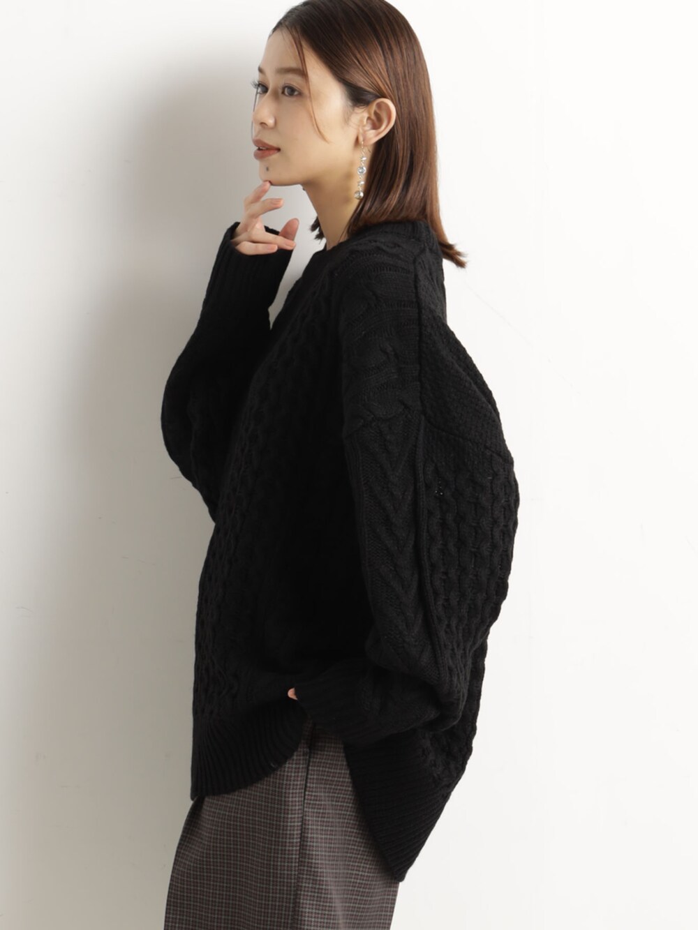 ブラウン系のその他パンツ、ブラック系のニット/セーター、ブラック系のハンドバッグを着用したレディースの冬コーディネートの3枚目の写真