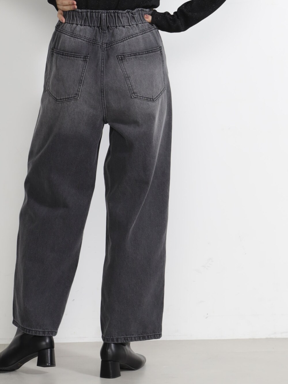 ブラック系のTシャツ/カットソー、ブルー系のデニムパンツを着用したレディースの秋コーディネートの2枚目の写真