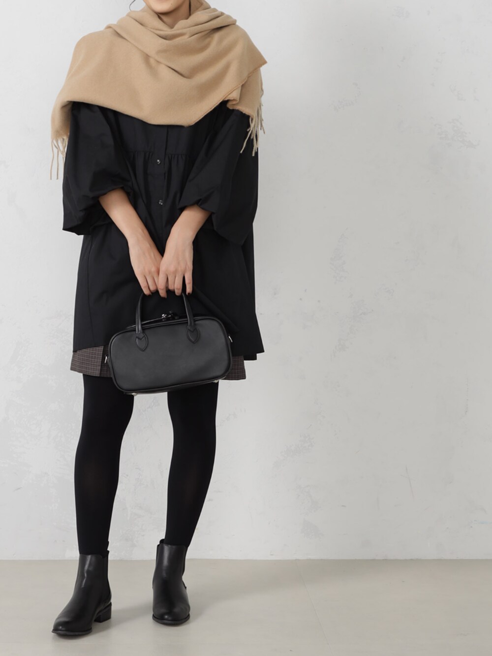 ブラック系のシャツ/ブラウス、ベージュ系のマフラーを着用したレディースの秋コーディネートの2枚目の写真