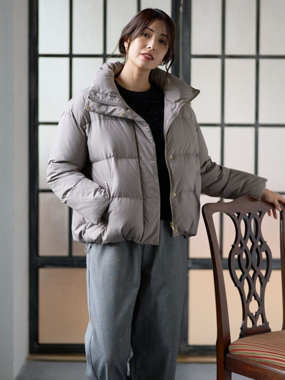 ブラウン系のダウンジャケット/コートを着用したレディースの冬コーディネートの2枚目の写真