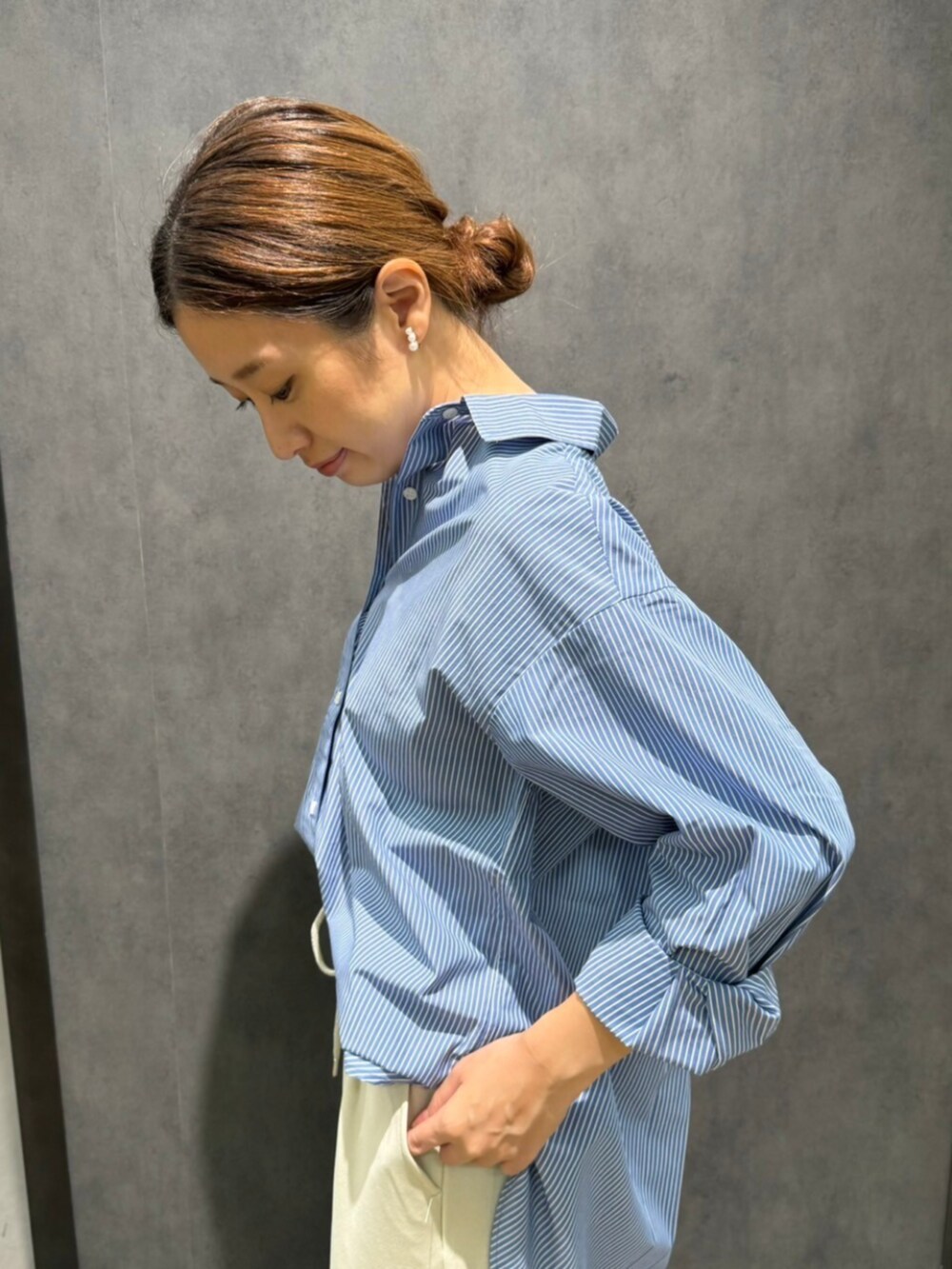 ブルー系のシャツ/ブラウスを着用したレディースの秋コーディネートの3枚目の写真