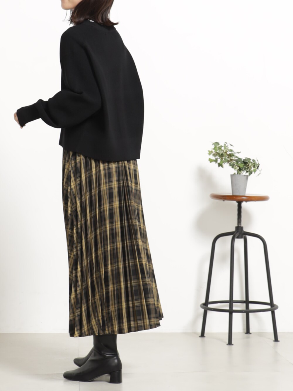 ブラウン系のスカート、ブラック系のカーディガン/ボレロを着用したレディースの秋コーディネートの2枚目の写真