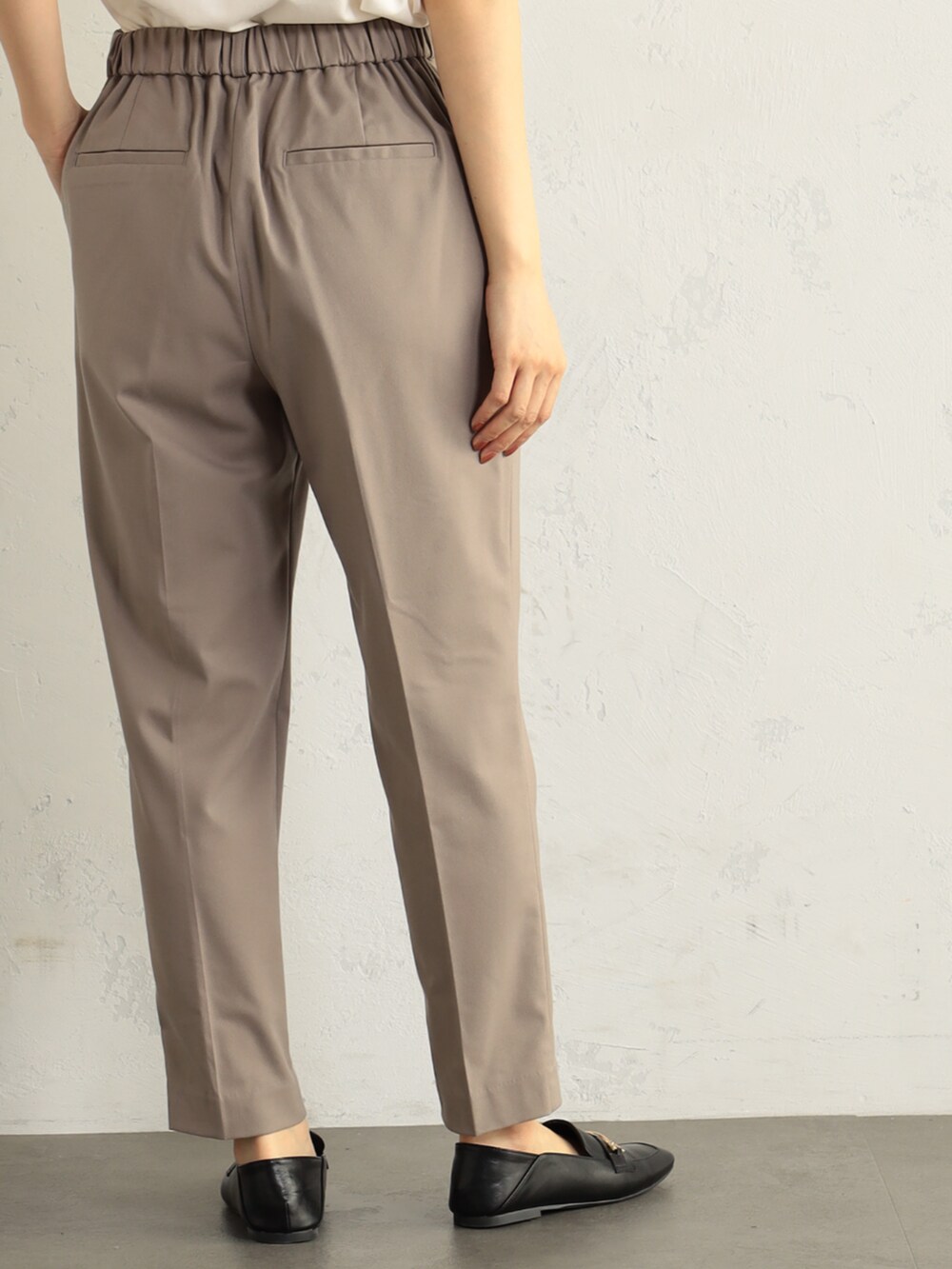 ブラウン系のその他パンツを着用したレディースの冬コーディネートの3枚目の写真