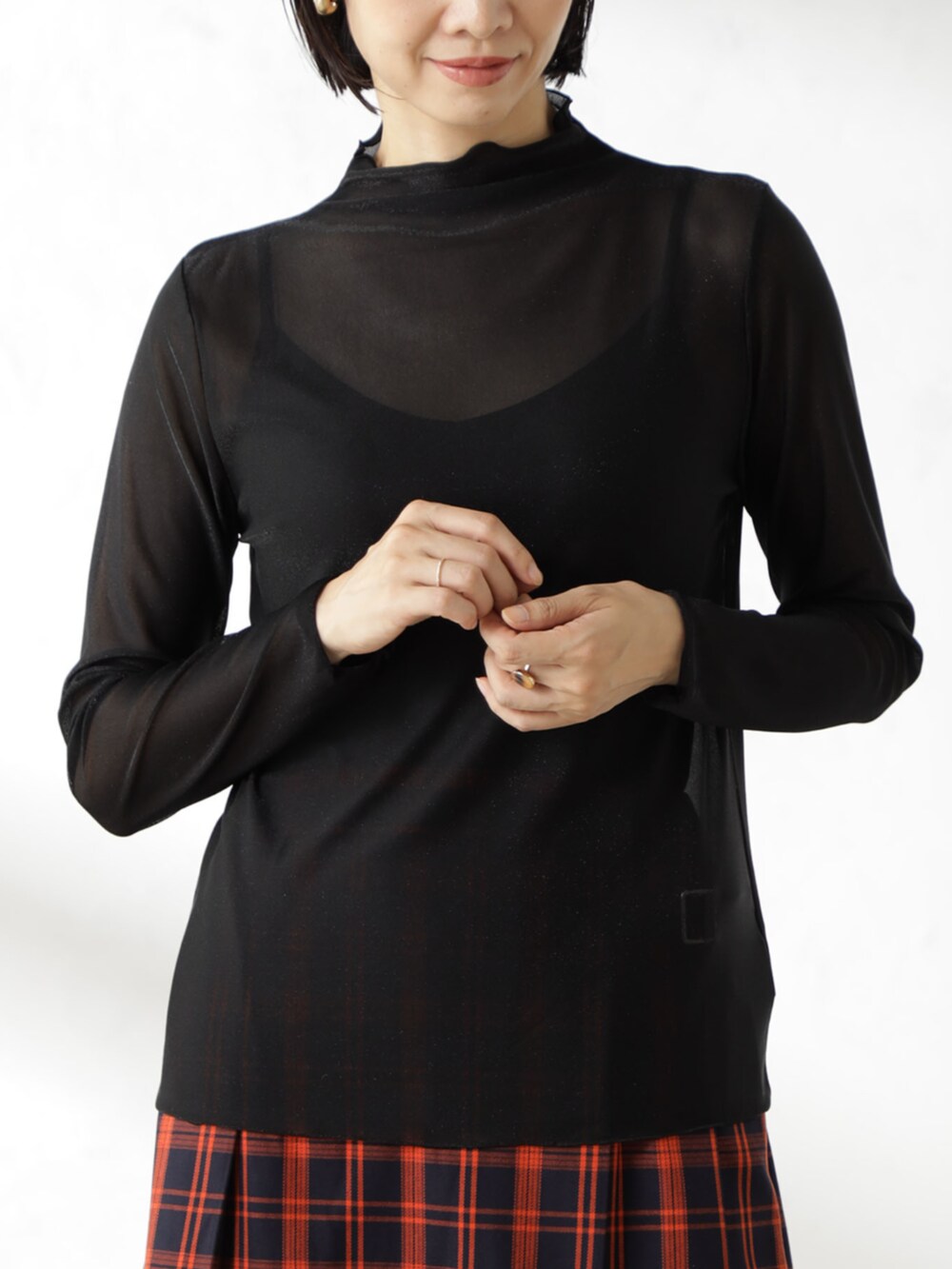 ブラック系のブーツ、ブルー系のスカート、ブラック系のニット/セーターを着用したレディースの秋コーディネートの2枚目の写真