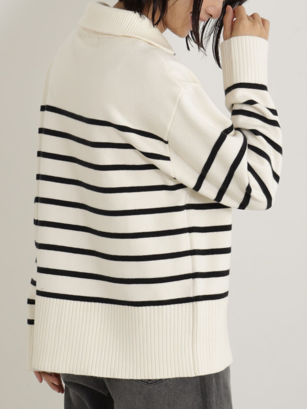 グレー系のカーディガン/ボレロ、グレー系のデニムパンツを着用したレディースの冬コーディネートの3枚目の写真