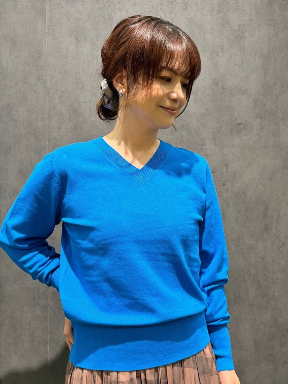 ブルー系のショルダーバッグ、ブルー系のニット/セーターを着用したレディースの秋コーディネートの2枚目の写真