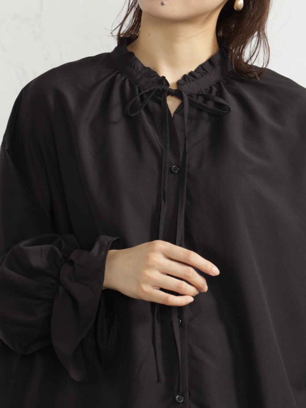 ブラック系のシャツ/ブラウスを着用したレディースの秋コーディネートの3枚目の写真