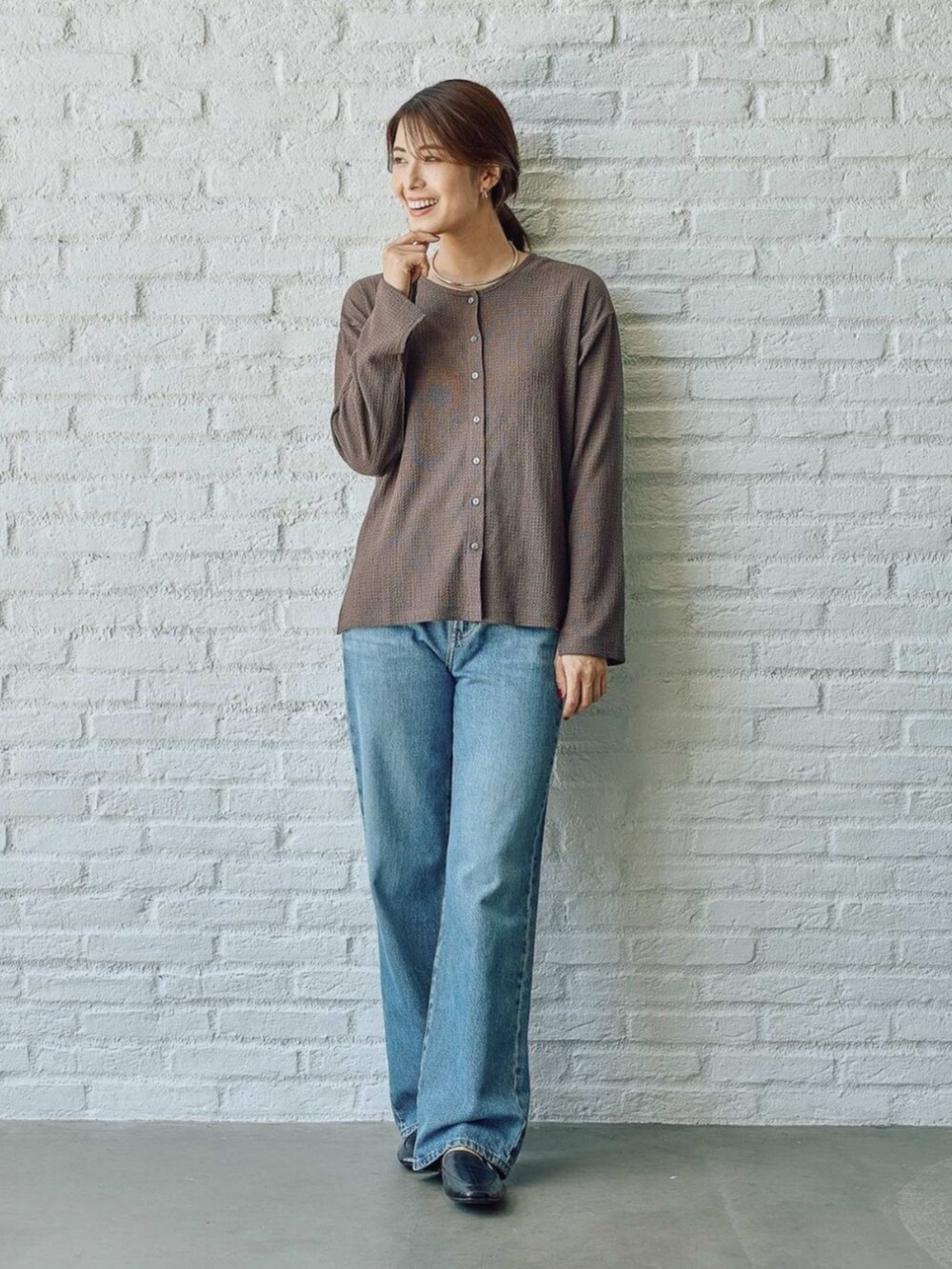 ブラウン系のカーディガン/ボレロを着用したレディースの秋コーディネートの2枚目の写真