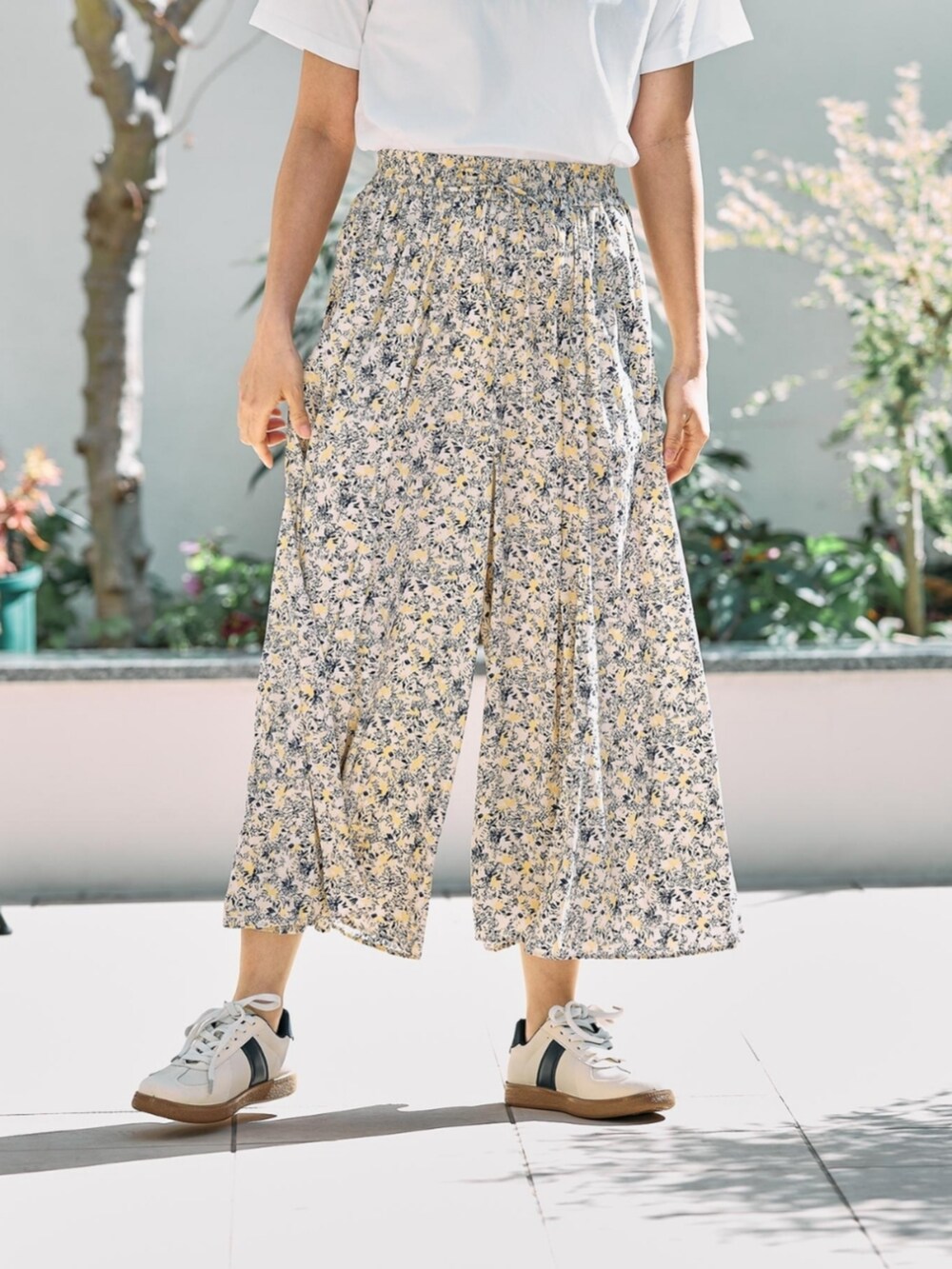 イエロー系のその他パンツを着用したレディースの夏コーディネートの2枚目の写真