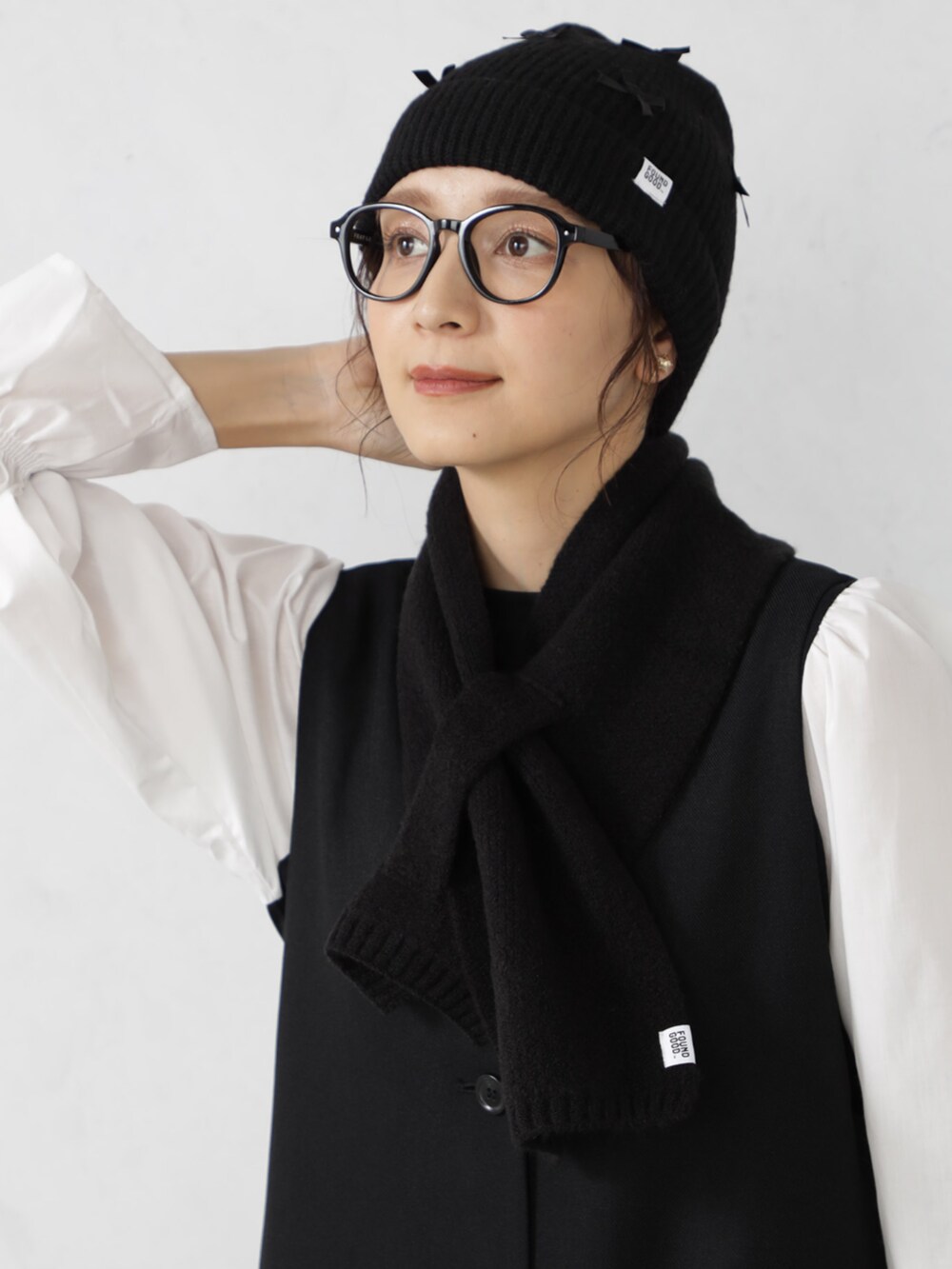 ブラック系のニットキャップ/ビーニーを着用したレディースの秋コーディネートの2枚目の写真