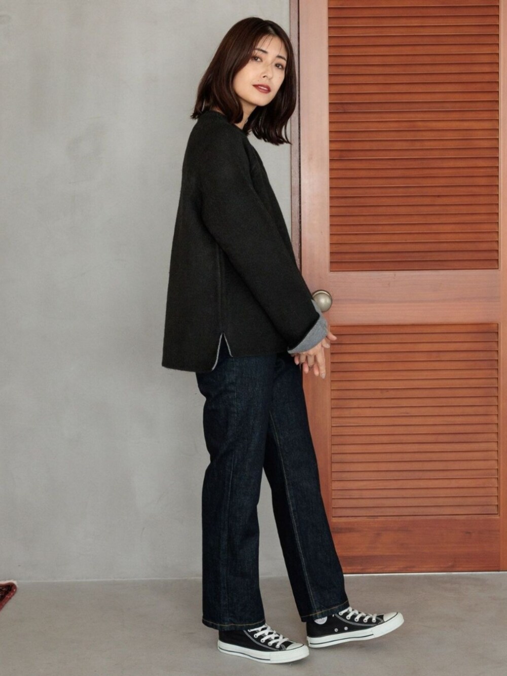 ベージュ系のニット/セーターを着用したレディースの冬コーディネートの2枚目の写真