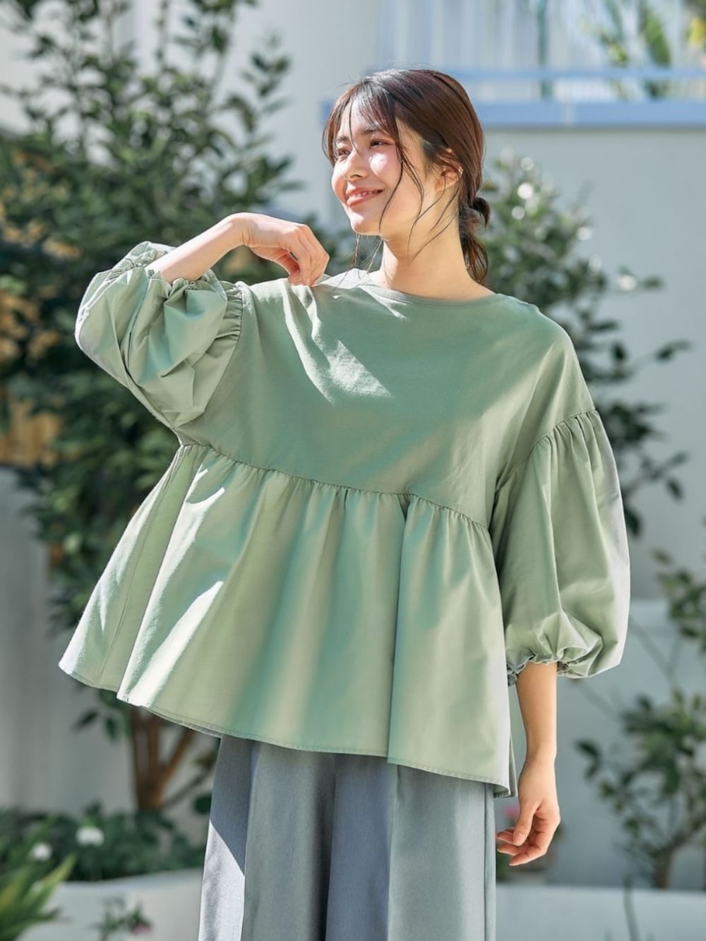 グリーン系のTシャツ/カットソーを着用したレディースの春コーディネートの2枚目の写真