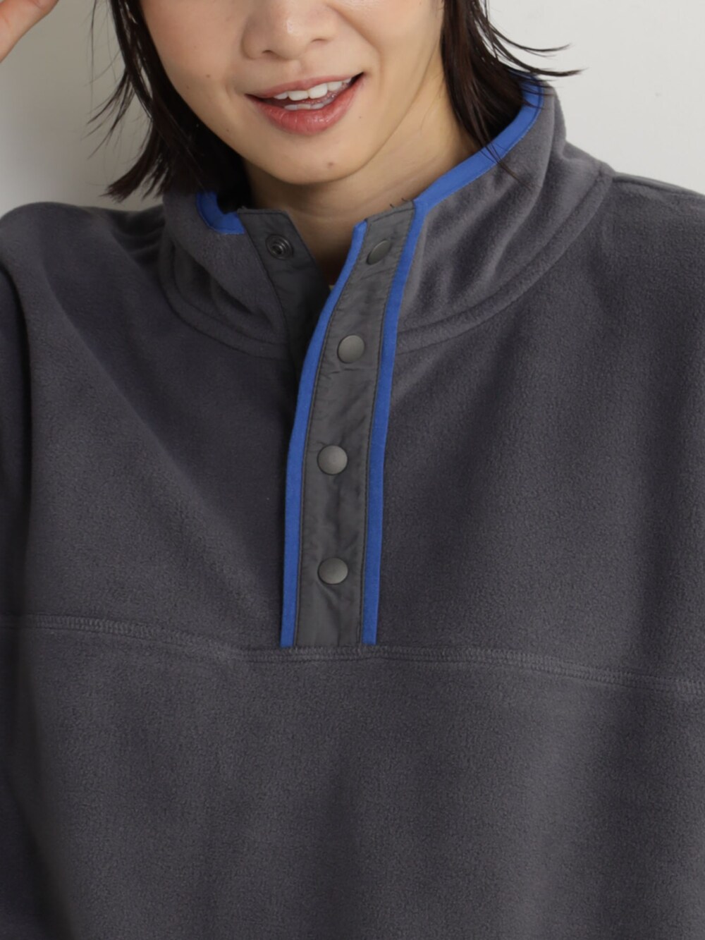 グレー系のTシャツ/カットソー、グレー系のその他パンツを着用したレディースの冬コーディネートの3枚目の写真