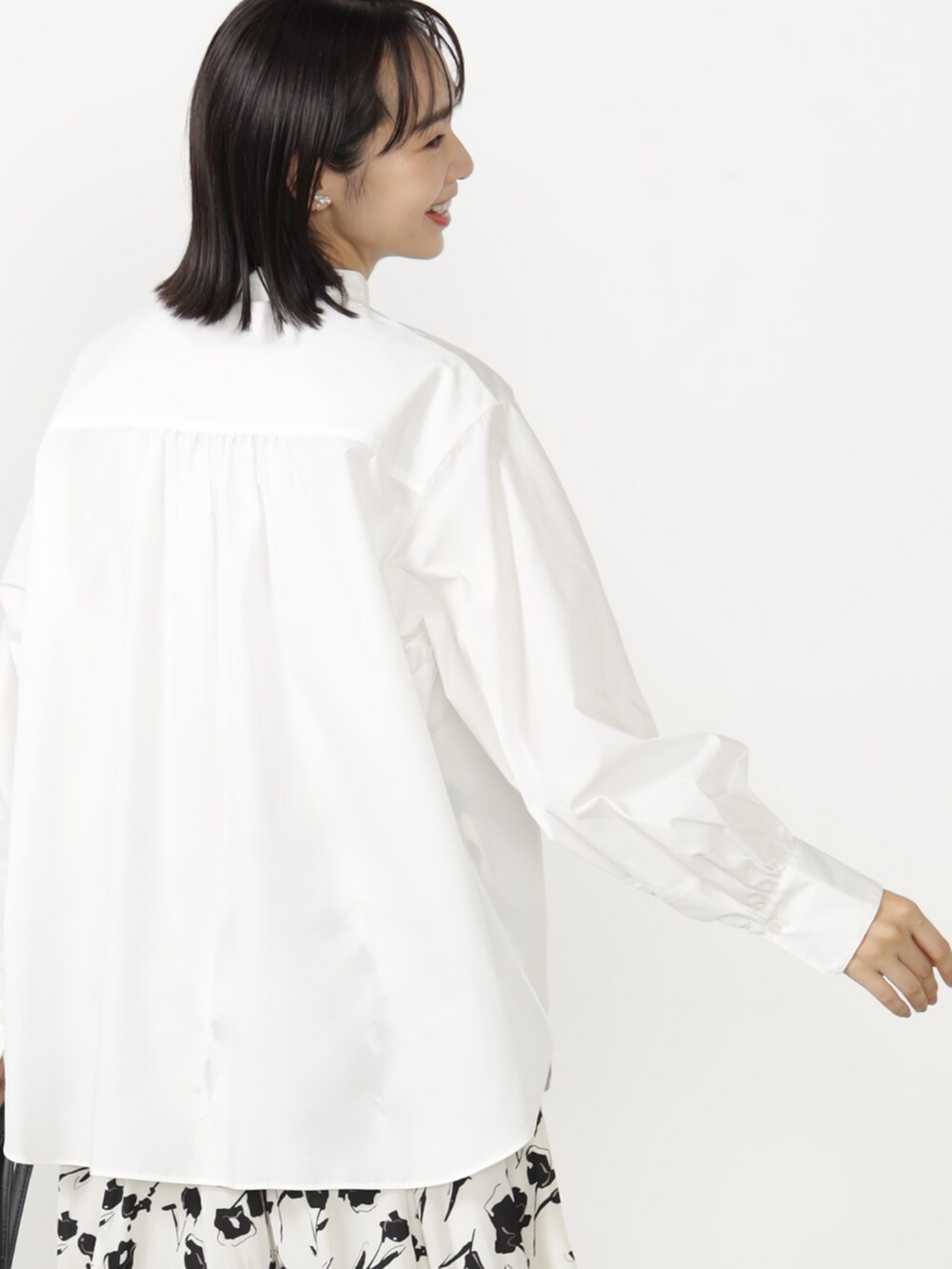 ホワイト系のシャツ/ブラウスを着用したレディースの秋コーディネートの3枚目の写真