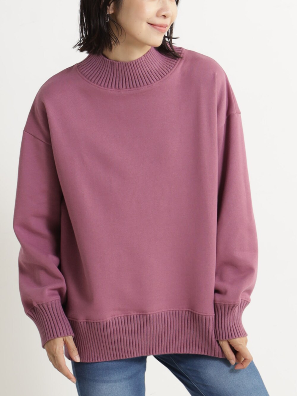 ブルー系のその他パンツ、ピンク系のTシャツ/カットソーを着用したレディースの冬コーディネートの2枚目の写真