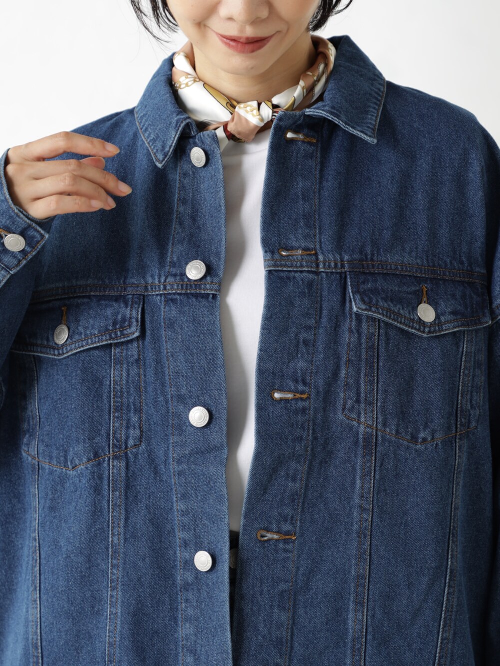 ブルー系のスカート、ベージュ系のブーツ、ブルー系のデニムジャケットを着用したレディースの秋コーディネートの3枚目の写真