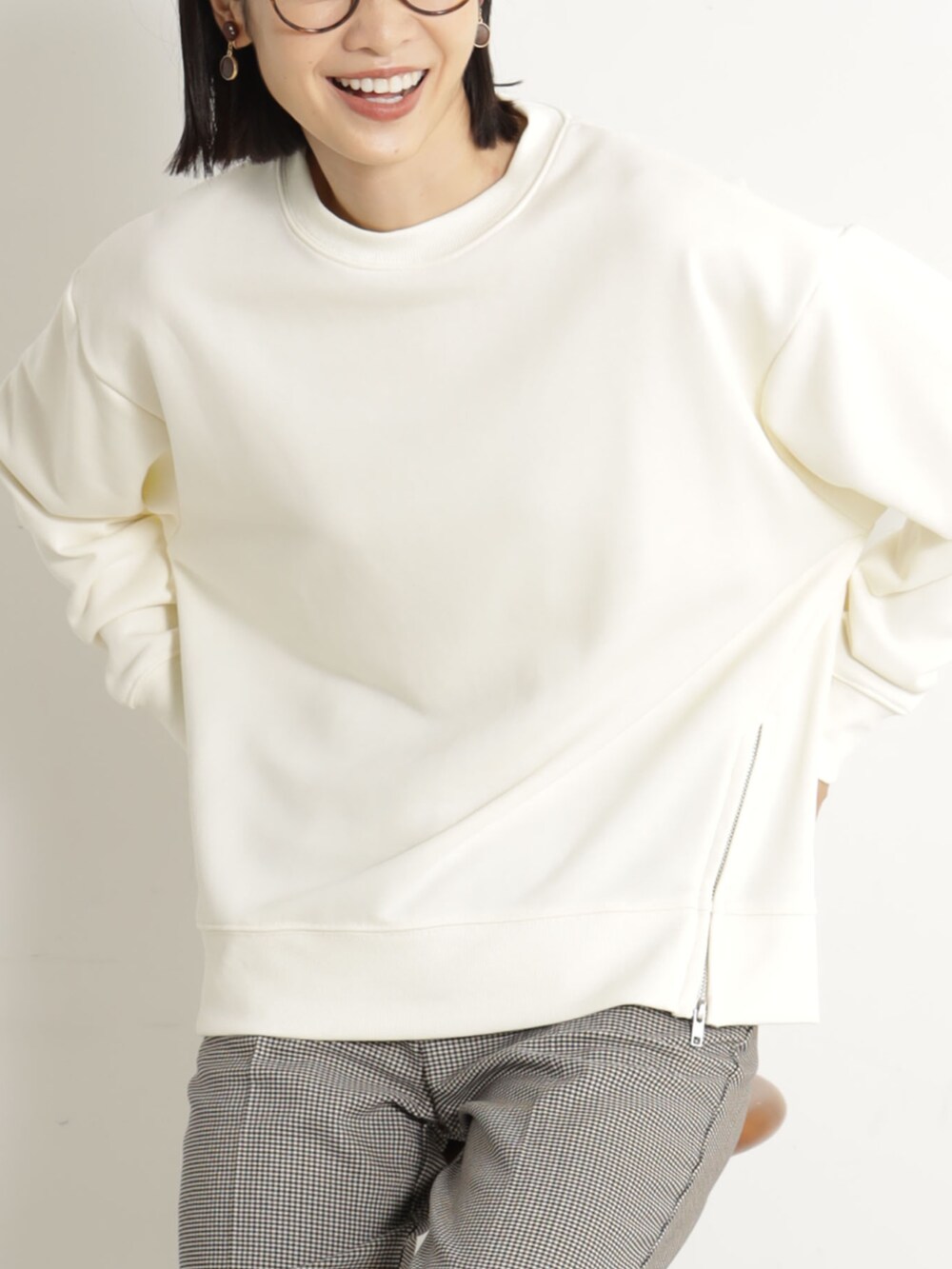 グレー系のその他パンツ、ベージュ系のスウェットを着用したレディースの冬コーディネートの2枚目の写真