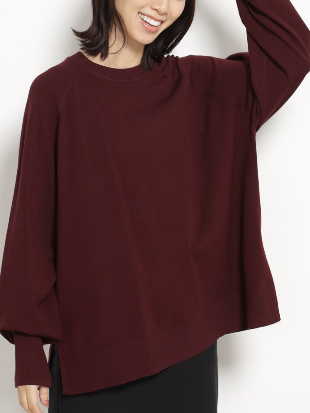 ブラック系のショルダーバッグ、レッド系のニット/セーター、ブラック系のスカートを着用したレディースの秋コーディネートの2枚目の写真