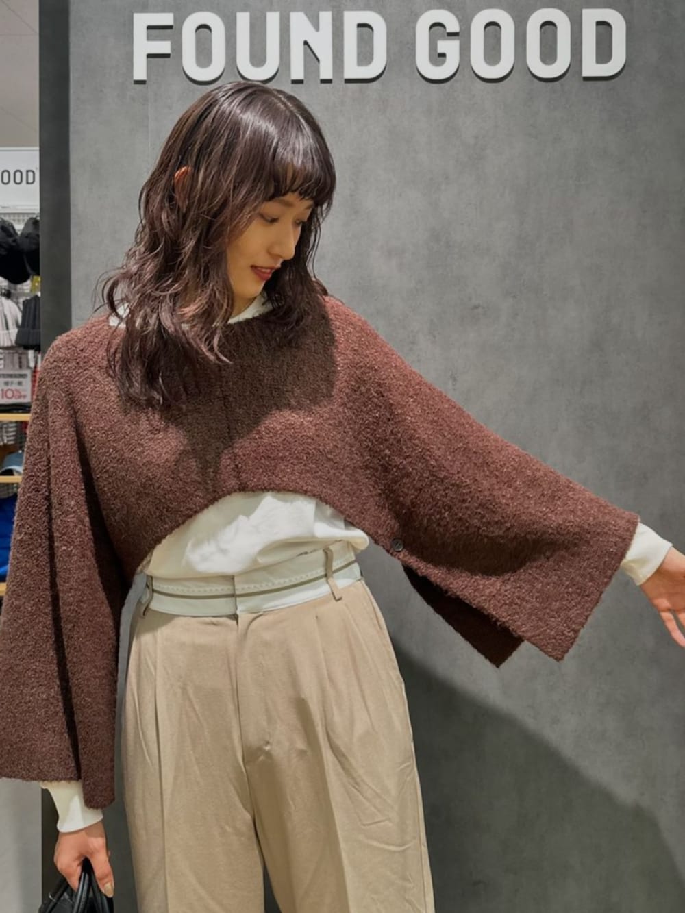 ブラウン系のニット/セーターを着用したレディースの秋コーディネートの2枚目の写真