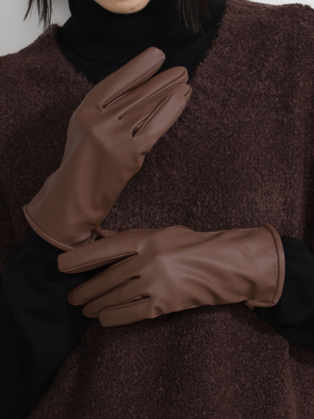 ブラウン系のニット/セーター、ブラウン系の手袋を着用したレディースの秋コーディネートの2枚目の写真