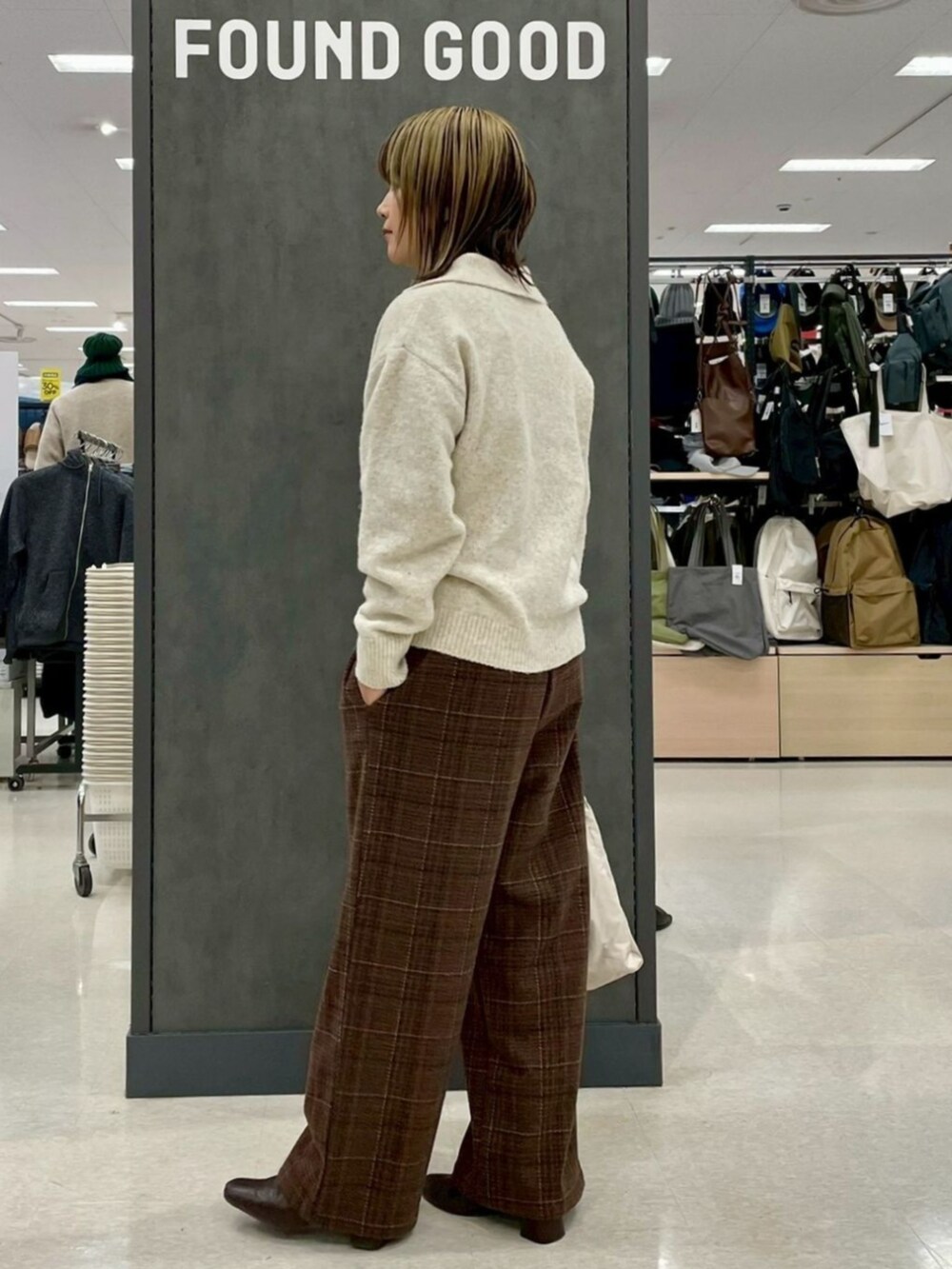 ベージュ系のニット/セーターを着用したレディースの冬コーディネートの2枚目の写真