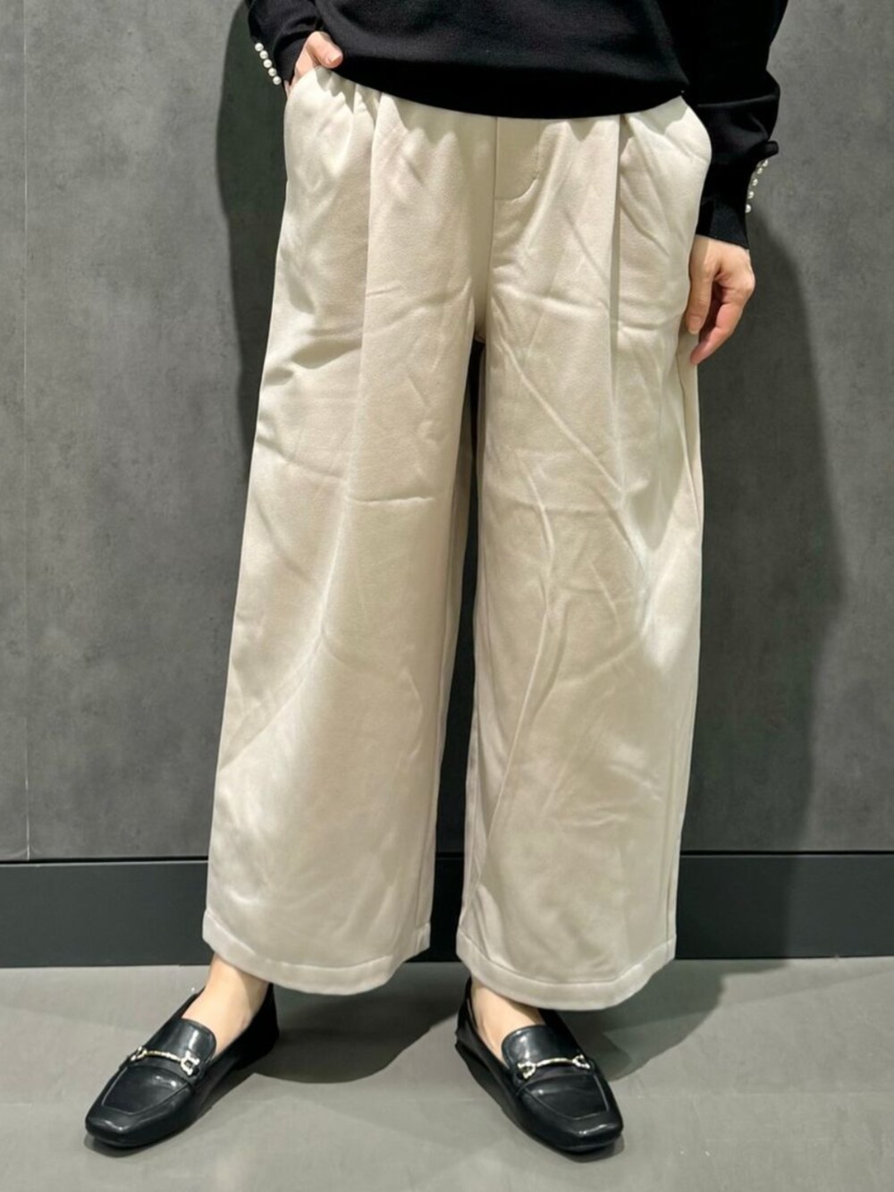 ブラック系のニット/セーター、ベージュ系のその他パンツ、ブラック系のニット/セーターを着用したレディースの秋コーディネートの2枚目の写真