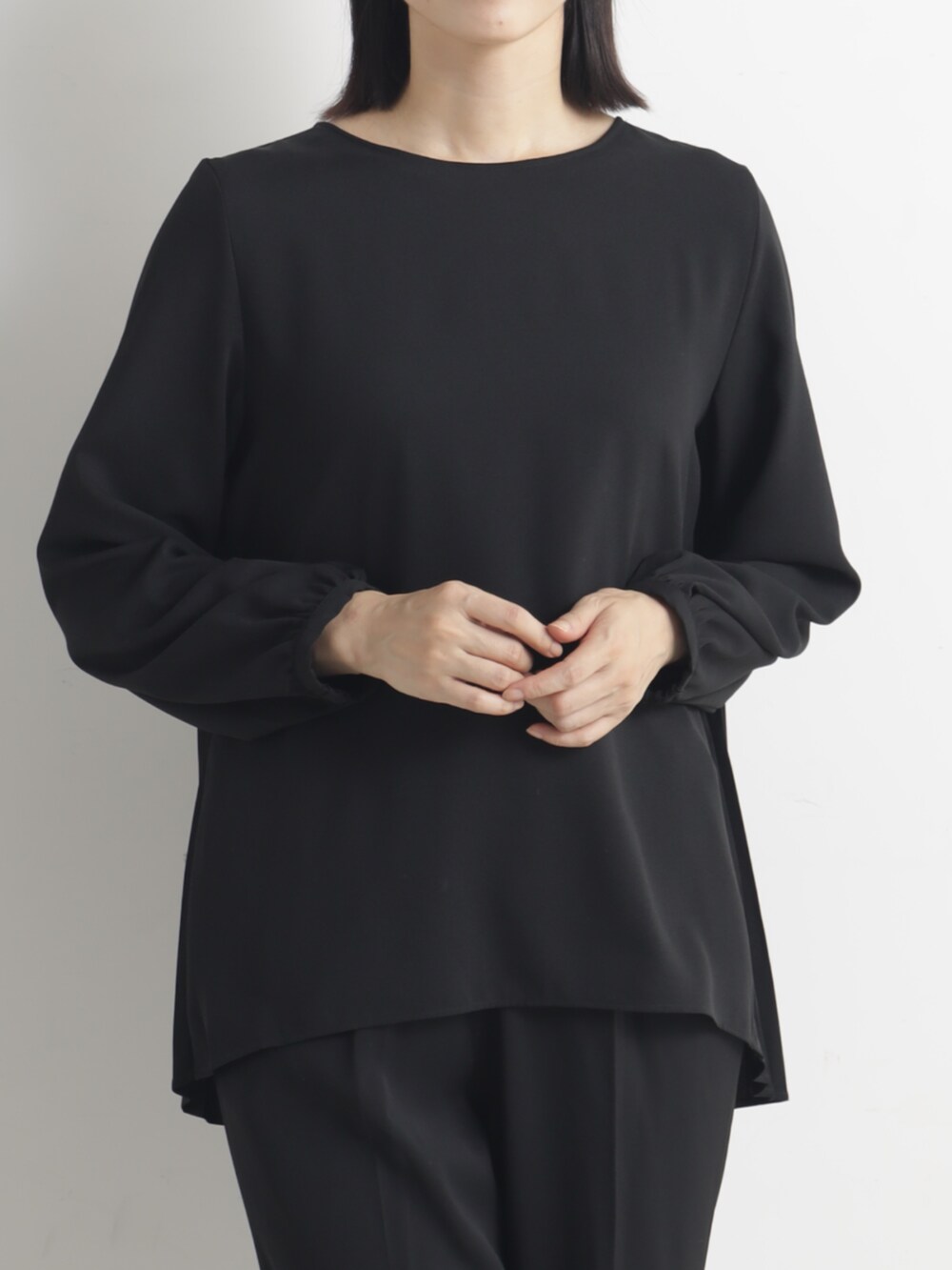 ブラック系のシャツ/ブラウス、ブラック系のその他パンツを着用したレディースの春コーディネートの2枚目の写真