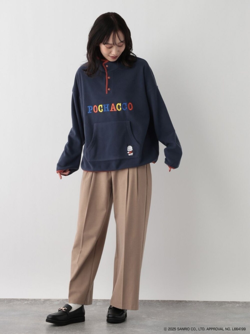 ホワイト系のその他トップスを着用したレディースの冬コーディネートの2枚目の写真