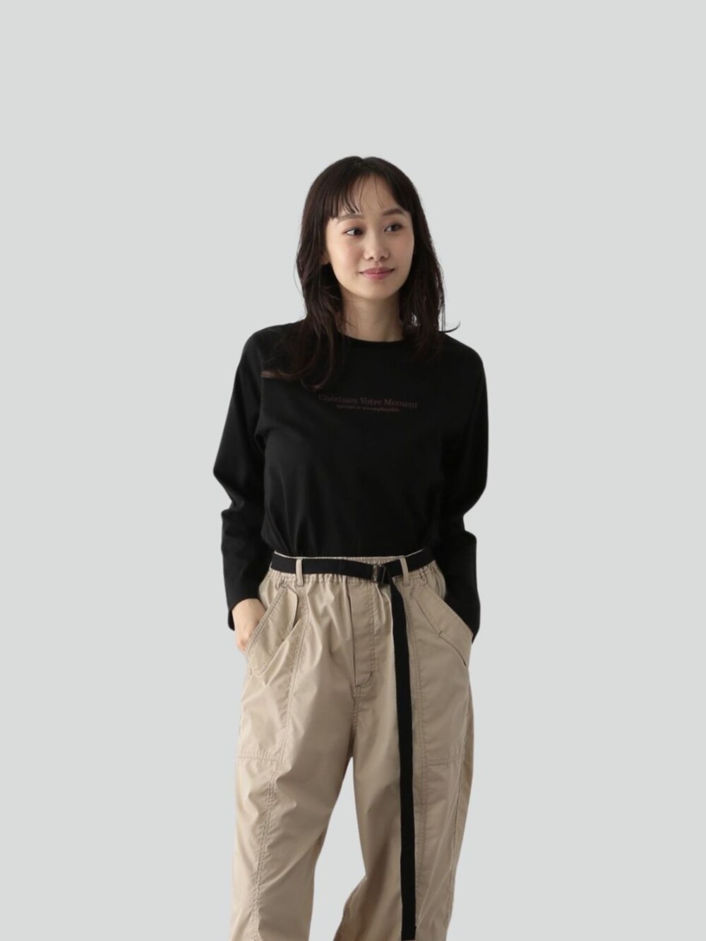 ブラック系のTシャツ/カットソーを着用したレディースの秋コーディネートの3枚目の写真