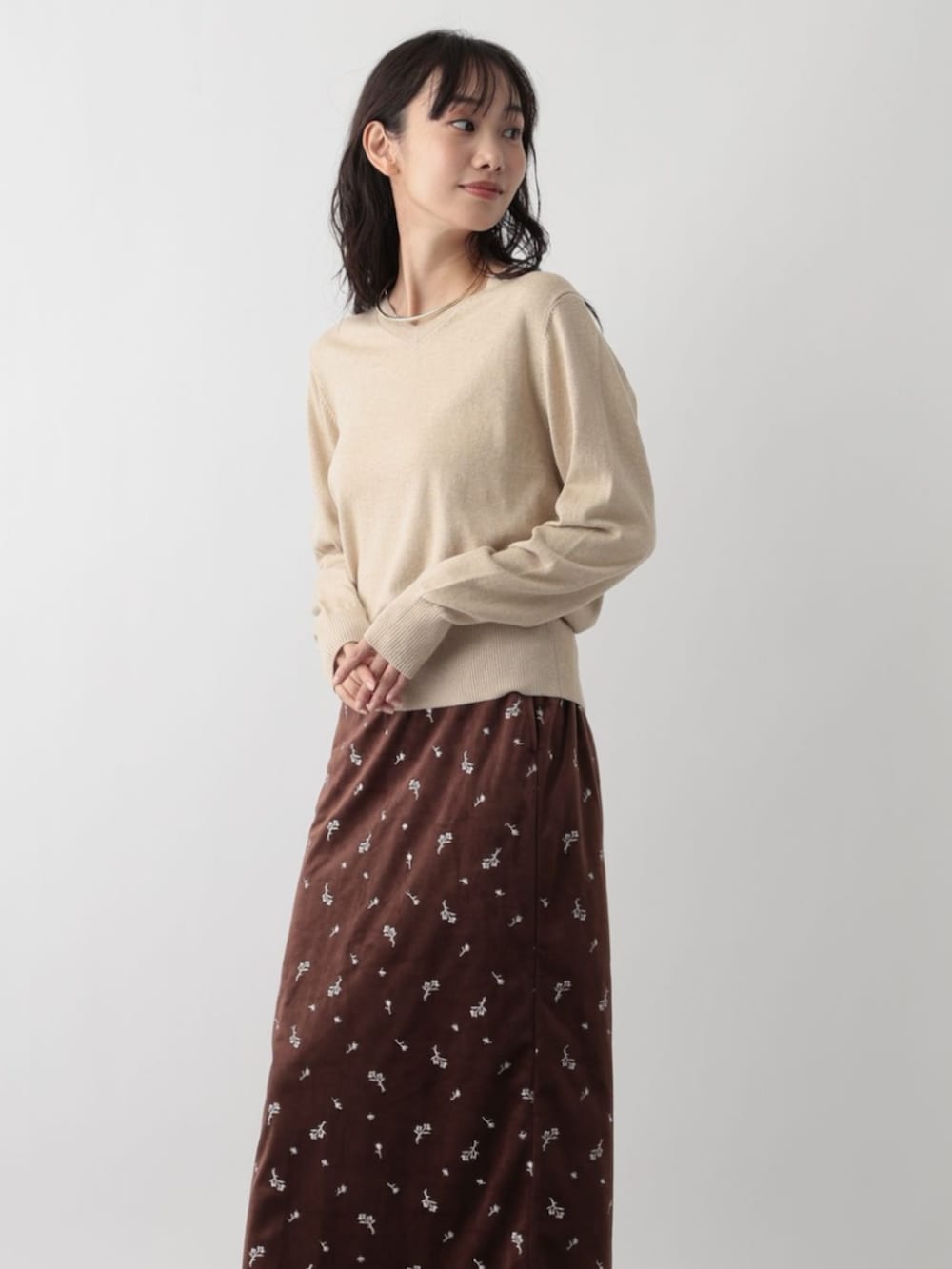 ベージュ系のニット/セーターを着用したレディースの秋コーディネートの2枚目の写真