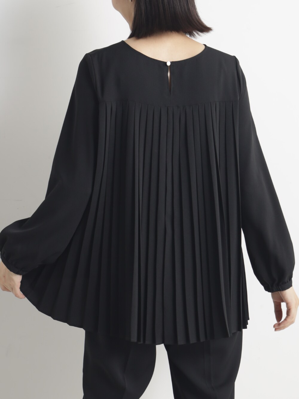 ブラック系のシャツ/ブラウス、ブラック系のその他パンツを着用したレディースの春コーディネートの4枚目の写真