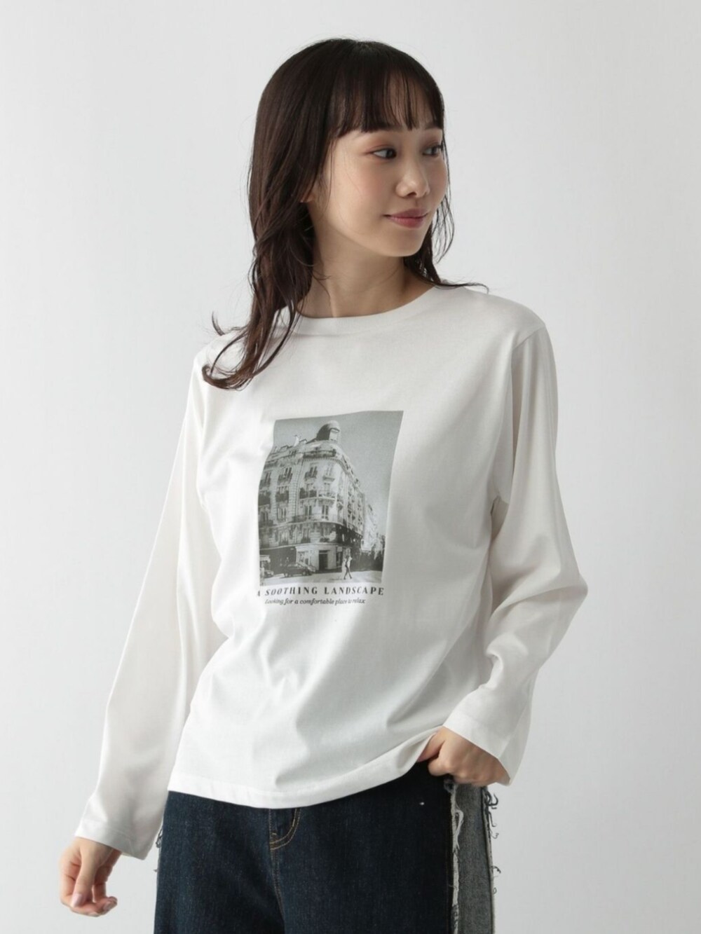 ホワイト系のTシャツ/カットソーを着用したレディースの秋コーディネートの2枚目の写真