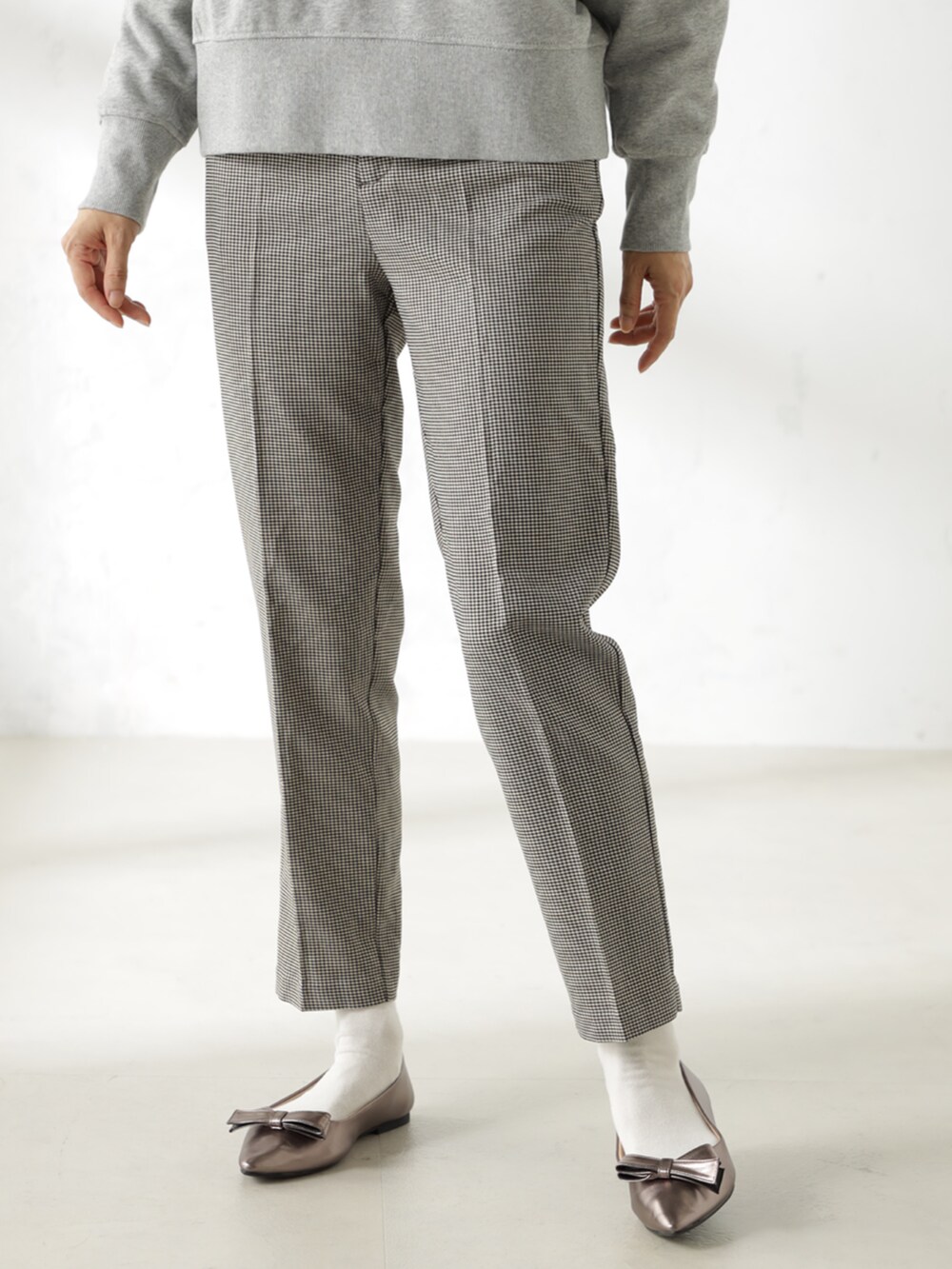 グレー系のスウェット、グレー系のその他パンツ、ブラック系のパンプスを着用したレディースの秋コーディネートの3枚目の写真