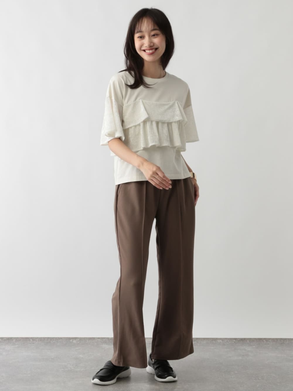 ベージュ系のTシャツ/カットソーを着用したレディースの秋コーディネートの3枚目の写真