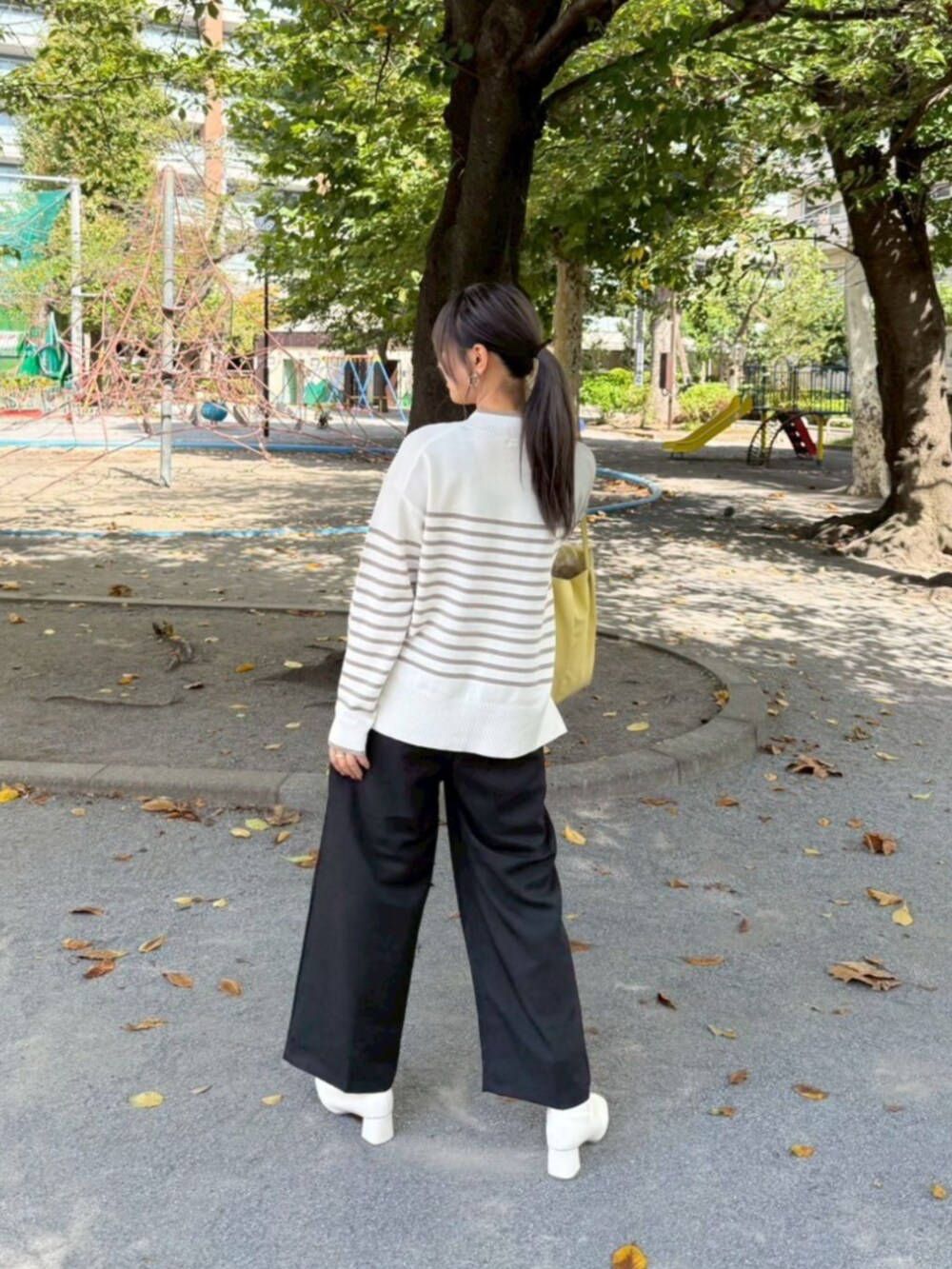 ブラウン系のニット/セーターを着用したレディースの秋コーディネートの3枚目の写真