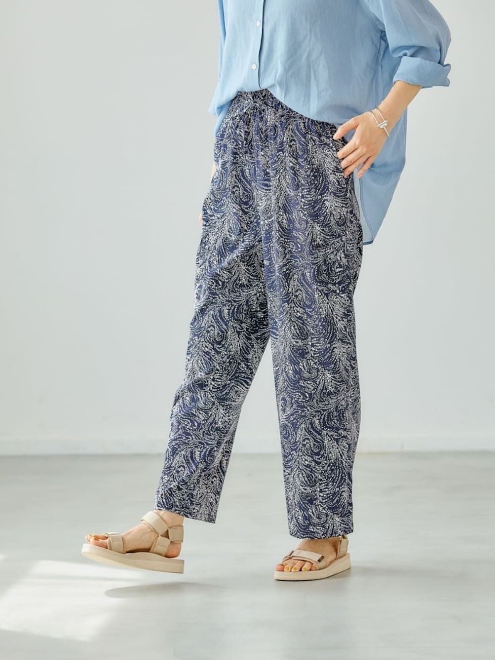 ブルー系のその他パンツを着用したレディースの冬コーディネートの3枚目の写真