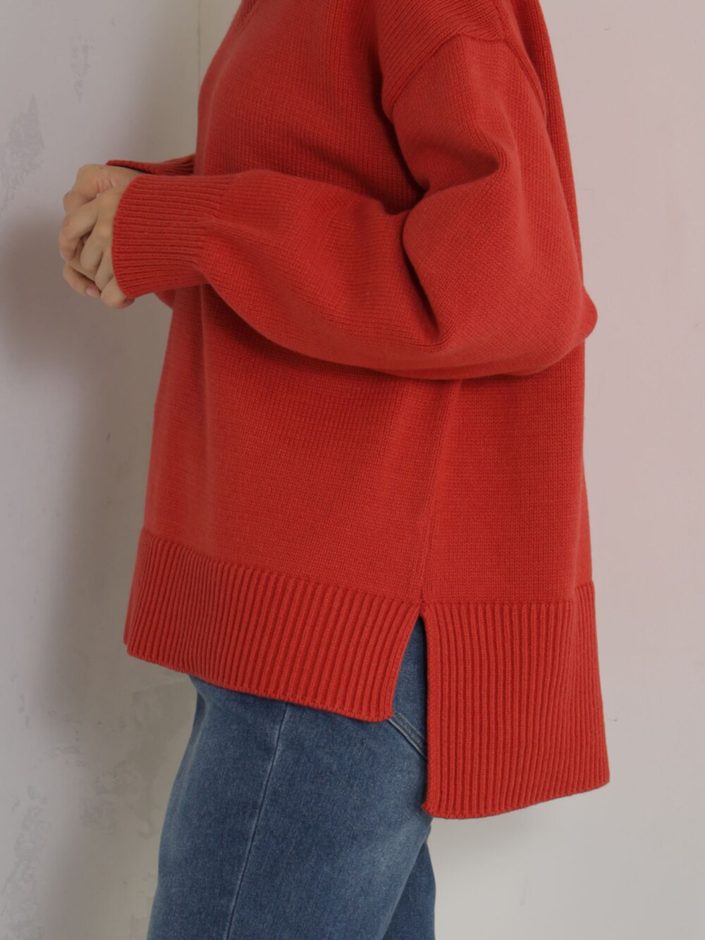 レッド系のニット/セーター、ブルー系のその他パンツを着用したレディースの冬コーディネートの4枚目の写真