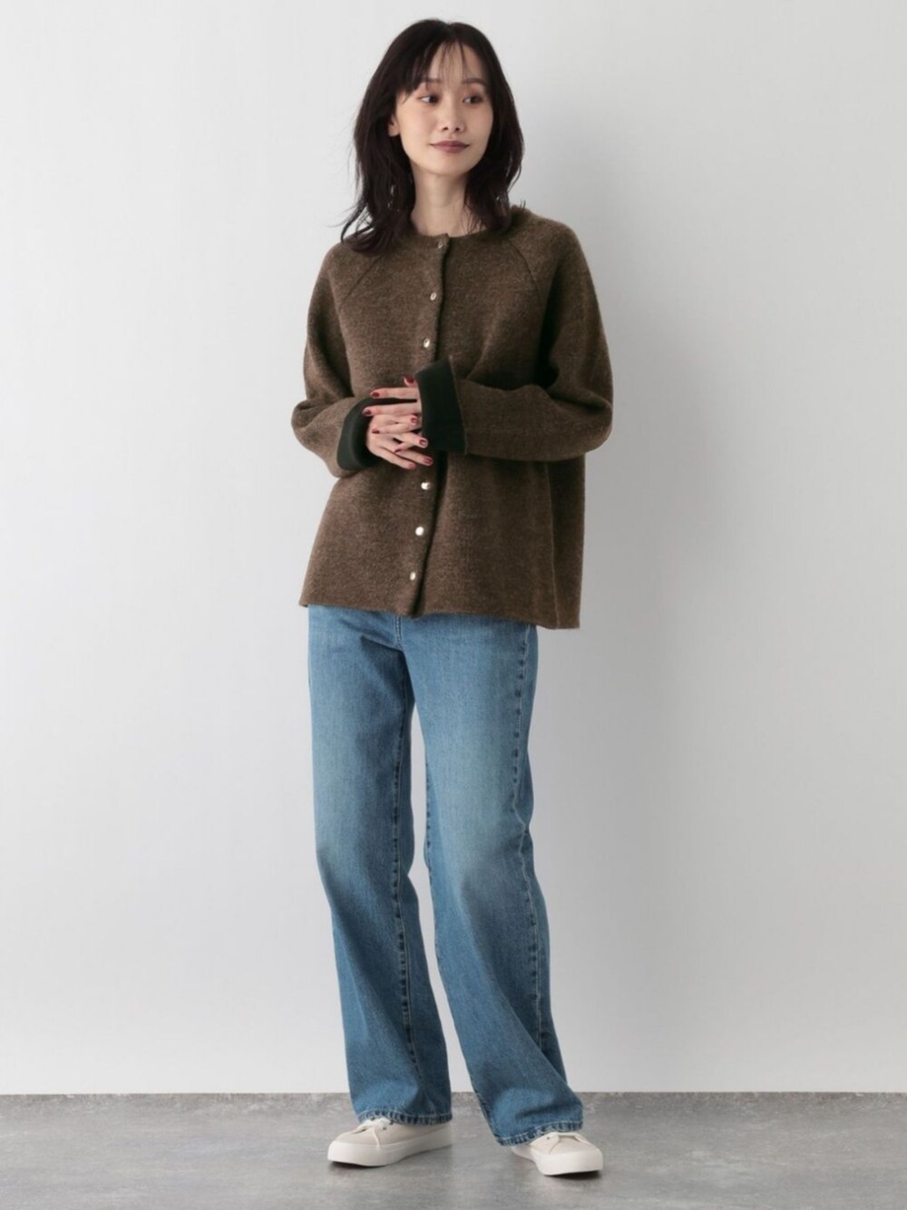 ブラウン系のカーディガン/ボレロを着用したレディースの冬コーディネートの2枚目の写真