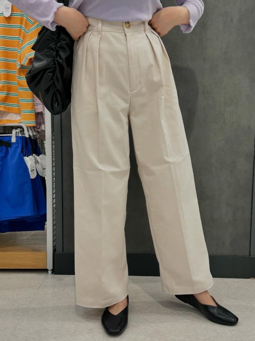 パープル系のTシャツ/カットソー、ベージュ系のチノパンツを着用したレディースの秋コーディネートの4枚目の写真