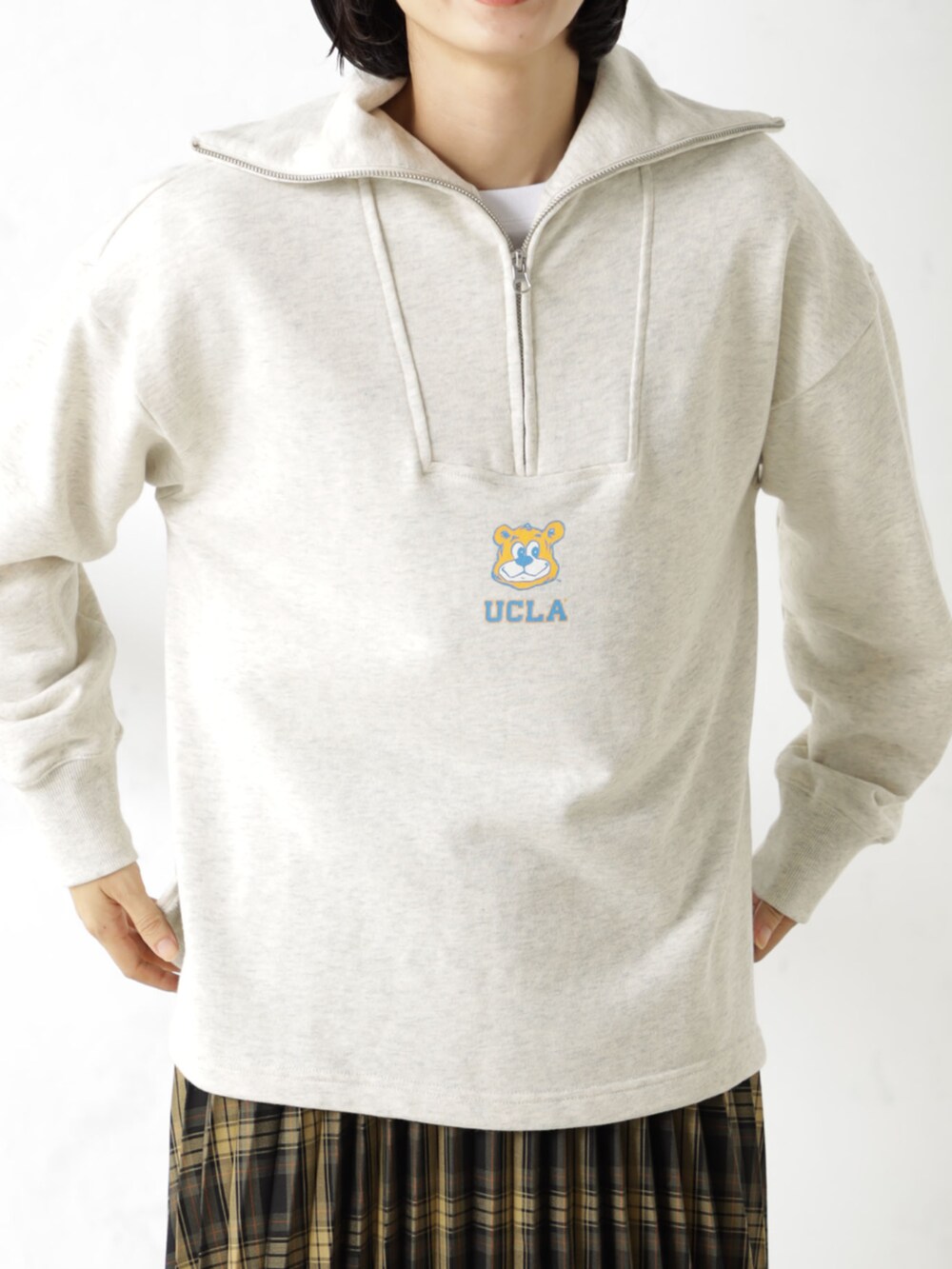 ブラウン系のスカート、ベージュ系のスウェットを着用したレディースの秋コーディネートの2枚目の写真