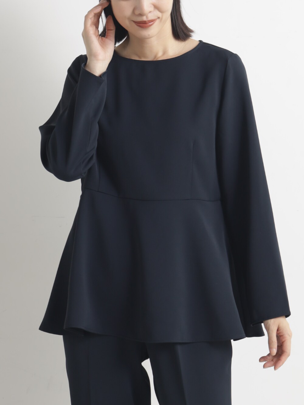 ブルー系のシャツ/ブラウスを着用したレディースの春コーディネートの2枚目の写真