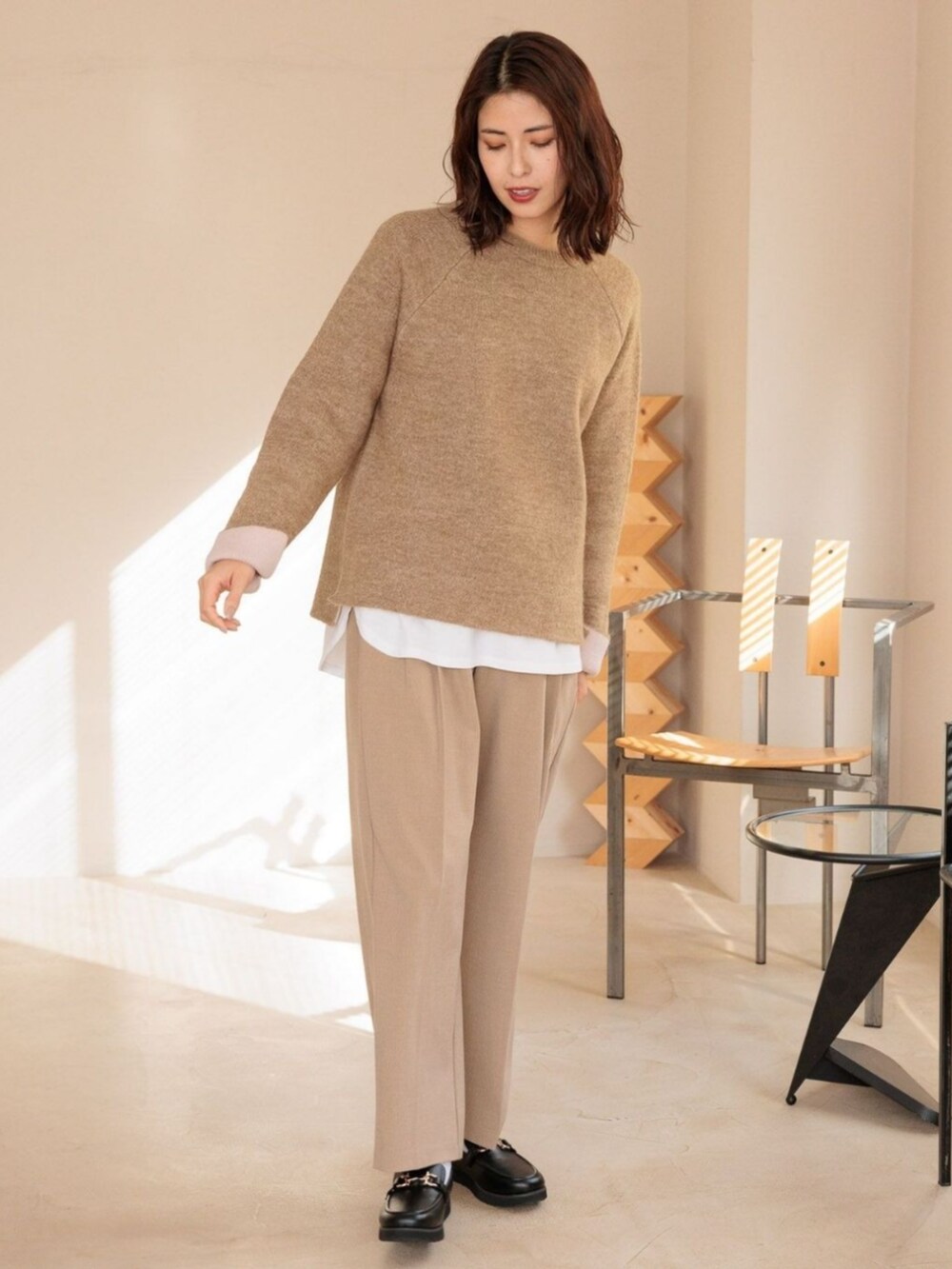 ベージュ系のニット/セーターを着用したレディースの冬コーディネートの2枚目の写真