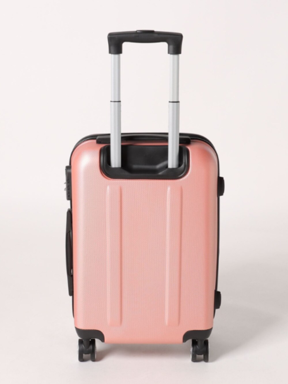 ピンク系のスーツケース/キャリーバッグを着用したレディースの秋コーディネートの3枚目の写真