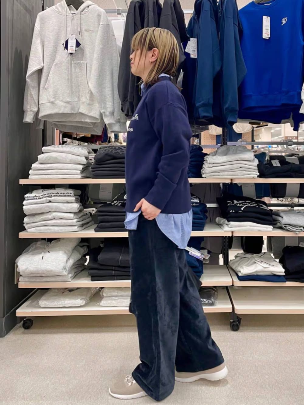 ブラック系のショルダーバッグ、ブルー系のニット/セーター、ブルー系のその他パンツを着用したレディースの冬コーディネートの2枚目の写真