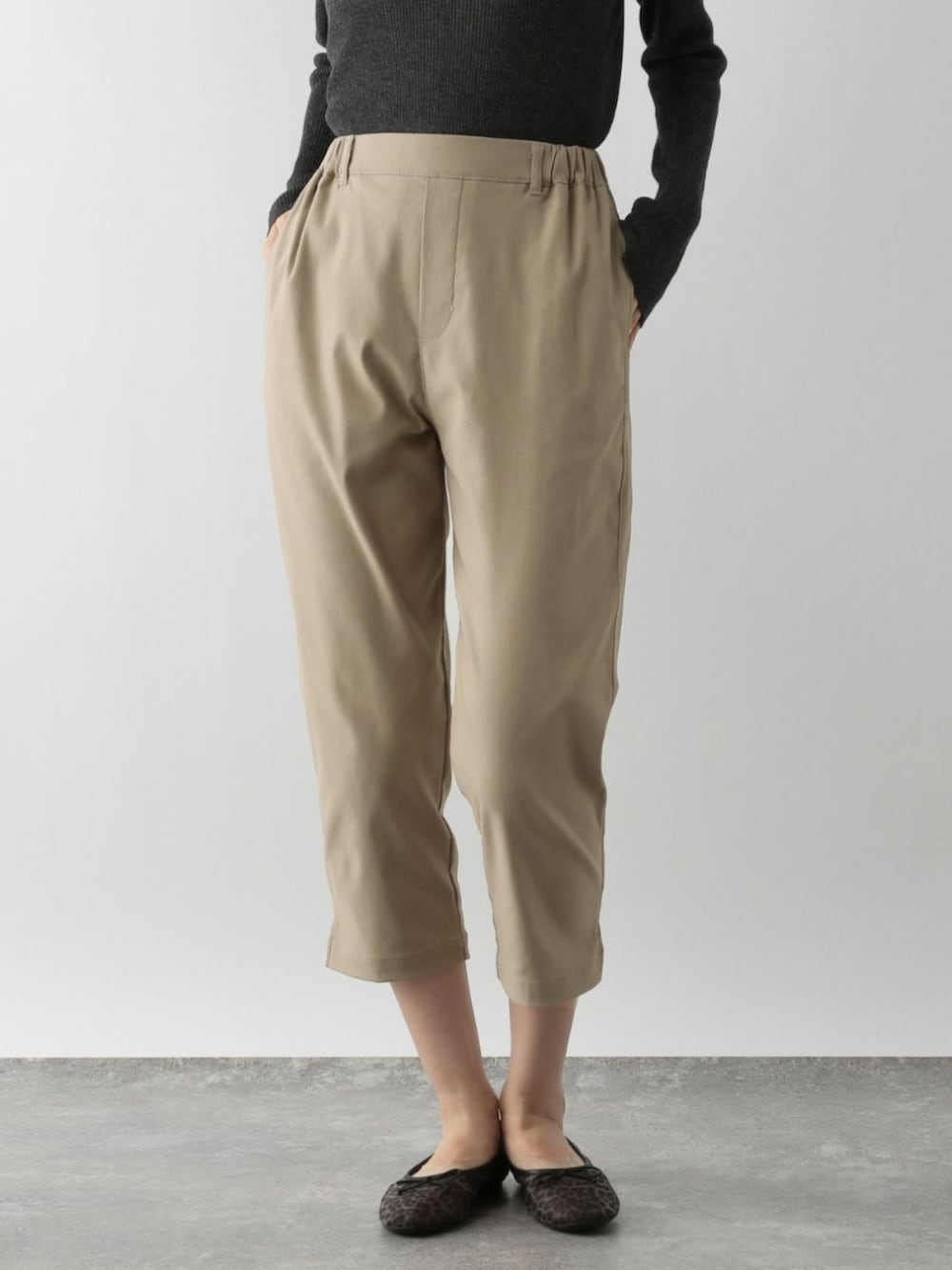 ブルー系のその他パンツを着用したレディースの秋コーディネートの2枚目の写真