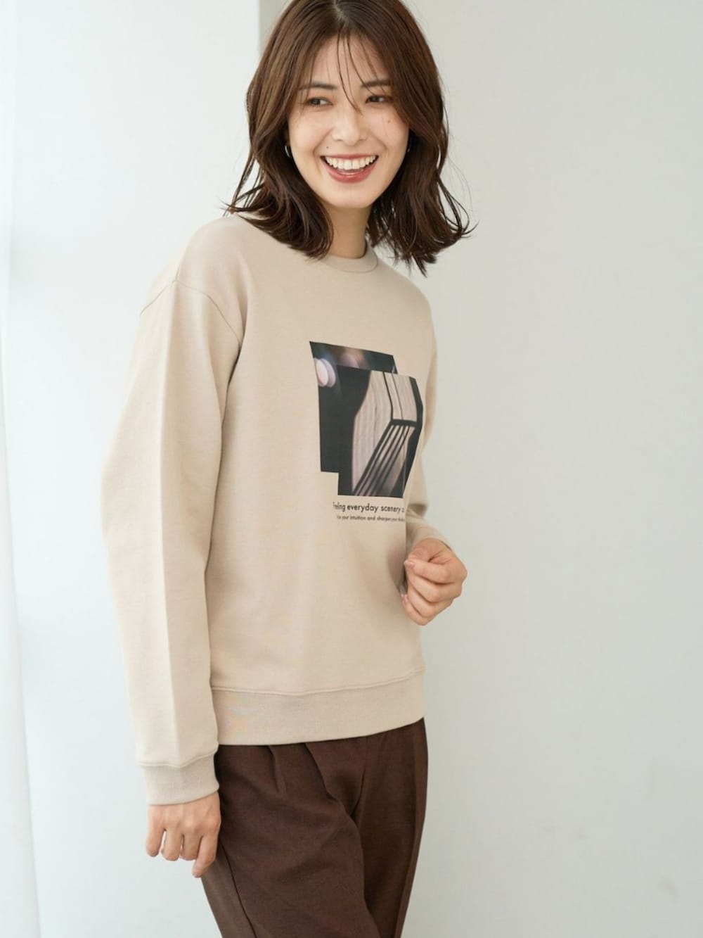 ベージュ系のその他トップスを着用したレディースの春コーディネートの2枚目の写真