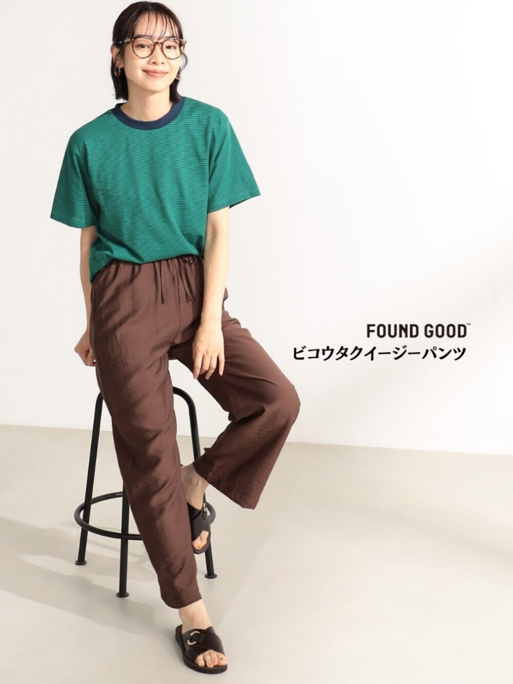 ブラウン系のその他パンツを着用したレディースの夏コーディネートの2枚目の写真