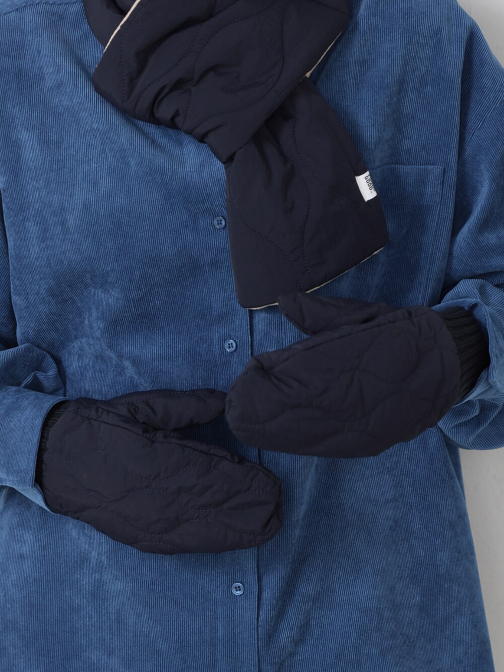 ブルー系のシャツ/ブラウス、ブラック系のキャップ、ブルー系のマフラーを着用したレディースの秋コーディネートの3枚目の写真