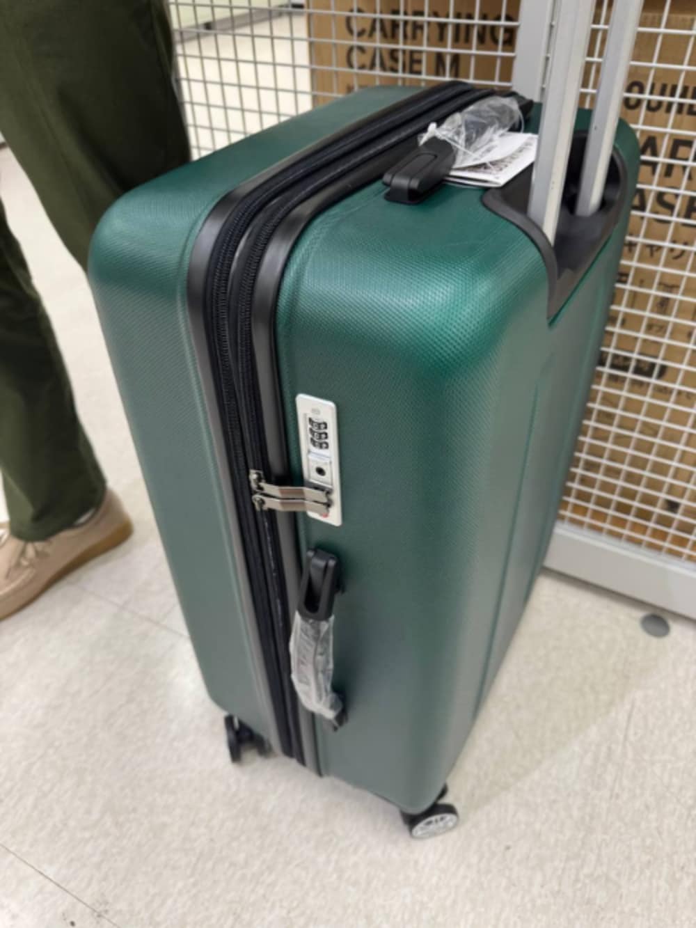 グリーン系のスーツケース/キャリーバッグ、グリーン系のスーツケース/キャリーバッグを着用したメンズの秋コーディネートの3枚目の写真