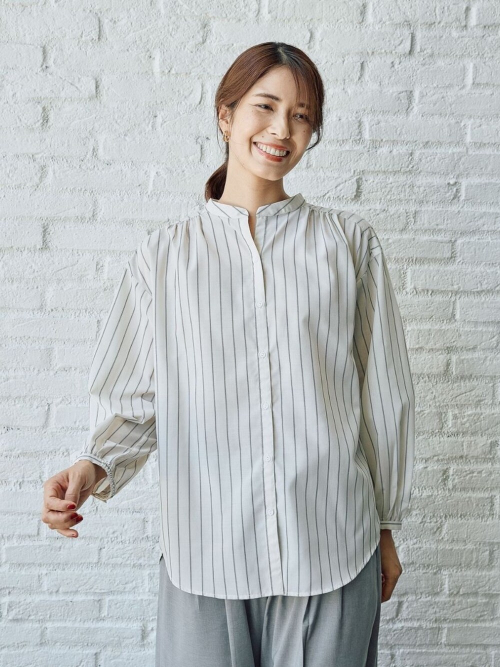 ベージュ系のシャツ/ブラウスを着用したレディースの秋コーディネートの2枚目の写真